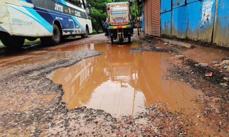 বরগুনা-বাকেরগঞ্জ সড়ক ঝুঁকিপূর্ণ, যানজট ও দুর্ঘটনার ‘মরণফাঁদ’
