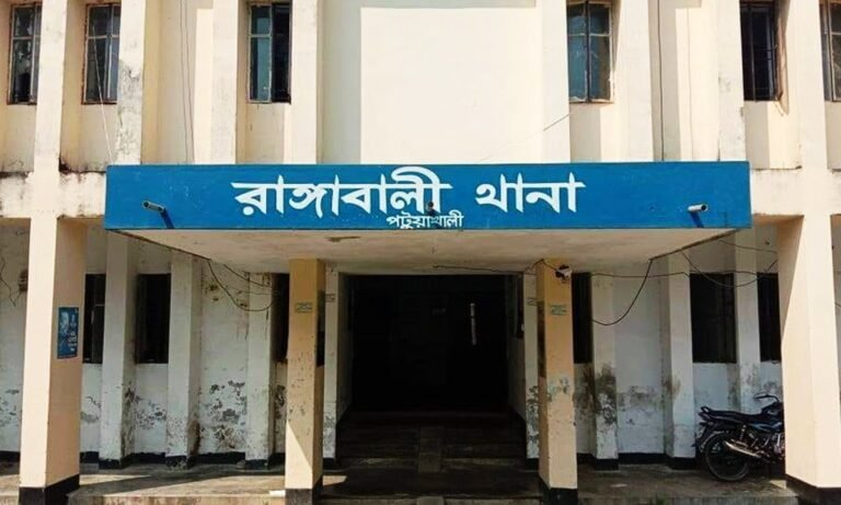 রাঙ্গাবালীতে গাছ থেকে পড়ে কাঠুরের মৃত্যু