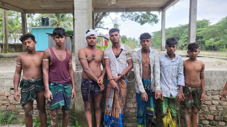  হিজলায় মা ইলিশ অভিযানে কোস্টগার্ডের ওপর জেলেদের হামলা, আটক ৭