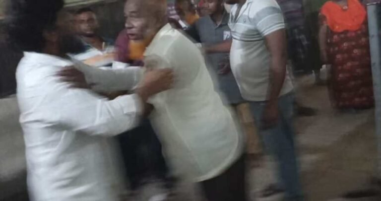 গৌরনদীতে অ্যাম্বুলেন্স চালকদের সংঘর্ষে চিকিৎসা সেবা বন্ধ, এক রোগীর মৃত্যু