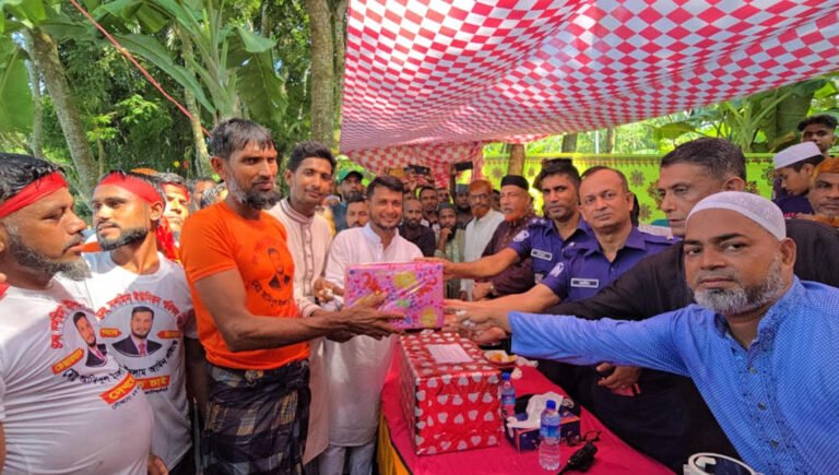 দশমিনায় নৌকা বাইচ, সাঁতার ও হাঁস ধরা প্রতিযোগিতায় গ্রামজুড়ে উৎসবের আমেজ