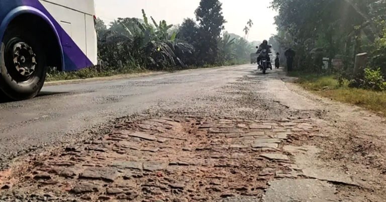 বরিশাল-ভাঙ্গা সড়কে জোড়াতালি সংস্কারে দুর্ভোগে যাত্রী