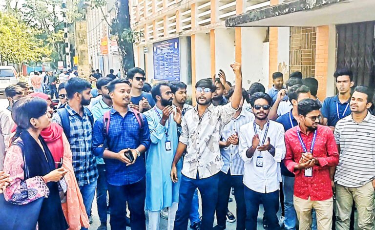 বিএম কলেজে ছাত্র সংসদ নির্বাচনের দাবিতে প্রশাসনিক ভবনে তালা