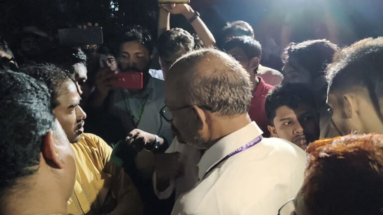 চবি ক্যাম্পাসে উত্তেজনা: ভোট কারচুপির অভিযোগে উপ-উপাচার্য অবরুদ্ধ