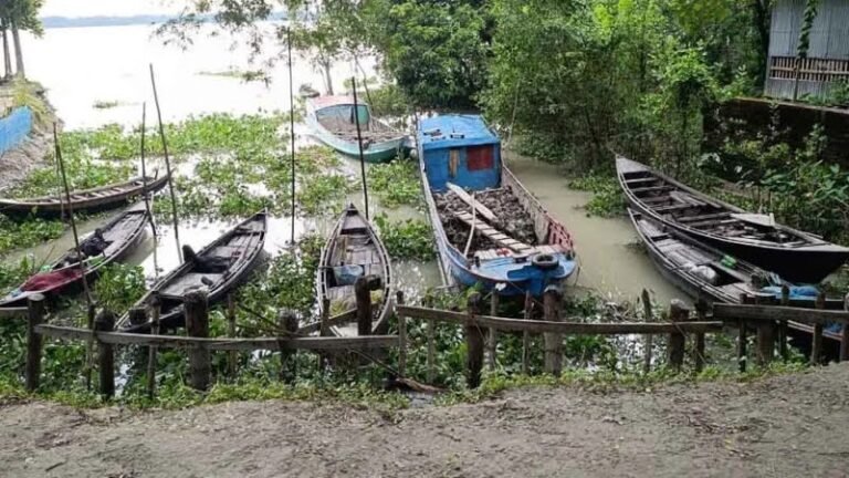 দুমকিতে নিষেধাজ্ঞা উপেক্ষার প্রস্তুতি, নদীতে নামতে জেলেদের সরব আয়োজন