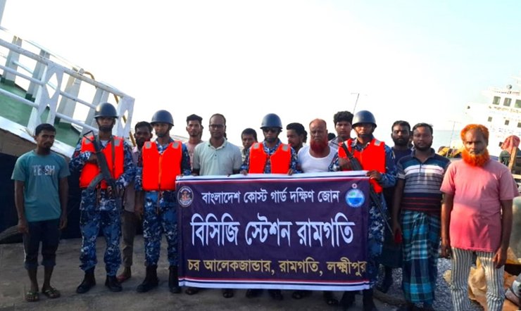 তজুমদ্দিনে দুই লাইটার জাহাজের সংঘর্ষে বিপদ, ১৩ ক্রু উদ্ধার করলো কোস্টগার্ড