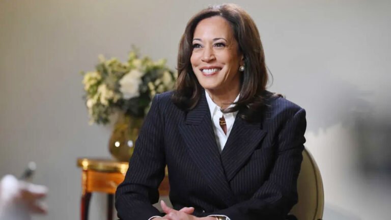 ফের রাজনীতির ময়দানে ফেরার ইঙ্গিত কমালা হ্যারিসের