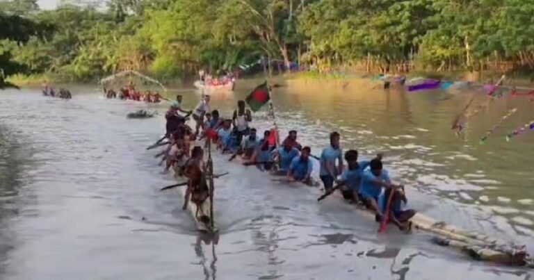 কাঠালিয়ায় উৎসবমুখর ভেলা বাইচ প্রতিযোগিতা