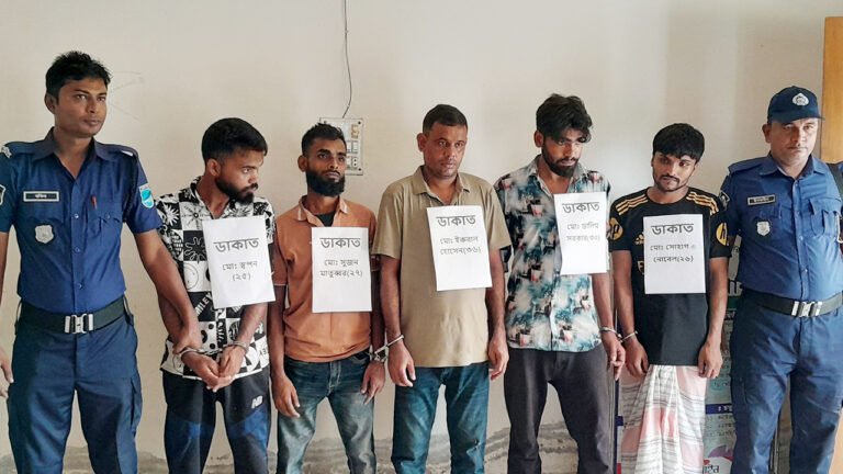 ঢাকা-বরিশাল মহাসড়কে ১৩ ডাকাত গ্রেপ্তার, উদ্ধার করা হয় চুরিকৃত পিকআপ