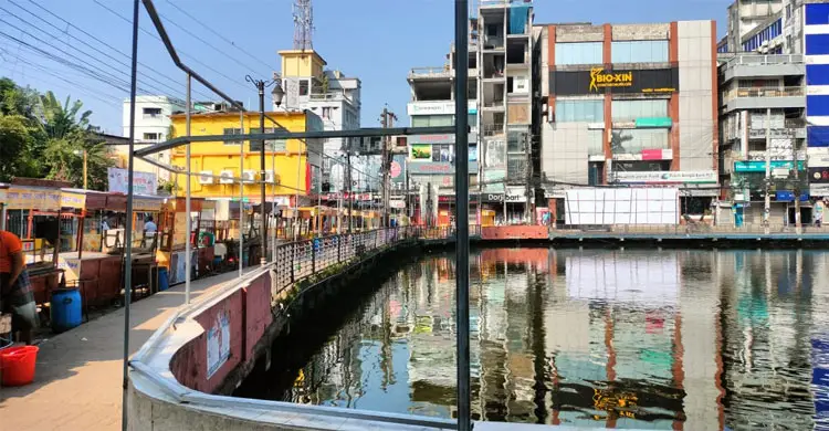 বরিশালের ঐতিহ্যবাহী বিবির পুকুর ঘিরে বিতর্ক