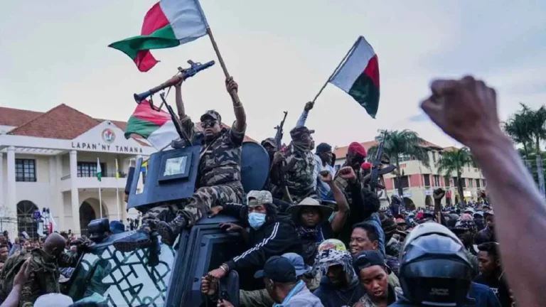 মাদাগাস্কারে সেনা অভ্যুত্থান, প্রেসিডেন্ট দেশত্যাগ