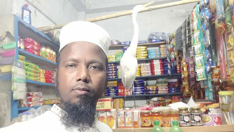 আবারও ফিরে এলো বাউফলের সেই সাদা বক, প্রিয় সঙ্গী হেমায়েতের পাশে এখনো অটুট বন্ধন!