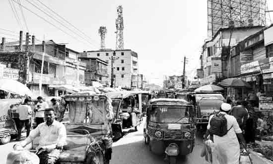 চরফ্যাশনে প্রধান সড়ক হকার ও যানবাহনের দখলে, চরম ভোগান্তিতে জনতা