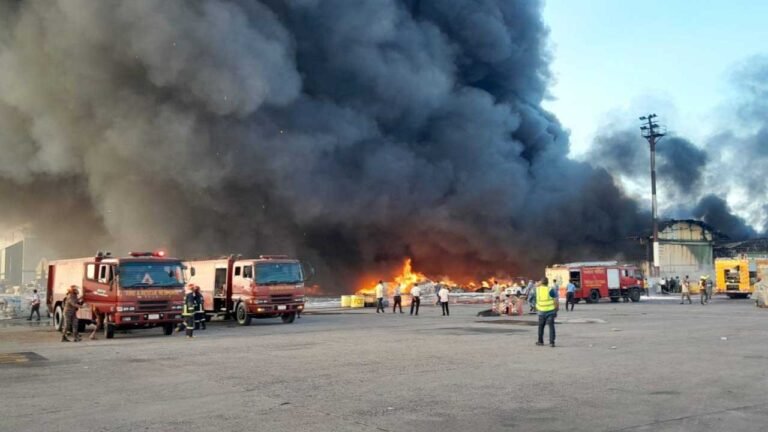 শাহজালাল বিমানবন্দরের কার্গো ভিলেজে ভয়াবহ আগুন, ফায়ার সার্ভিসের ৩০ ইউনিট নিয়ন্ত্রণে কাজ করছে