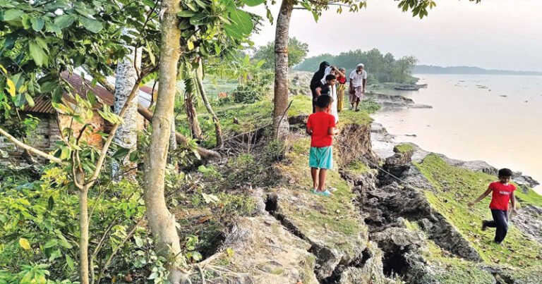বরগুনার তিন নদীর ভাঙনে লাখাধিক মানুষ বিপর্যস্ত