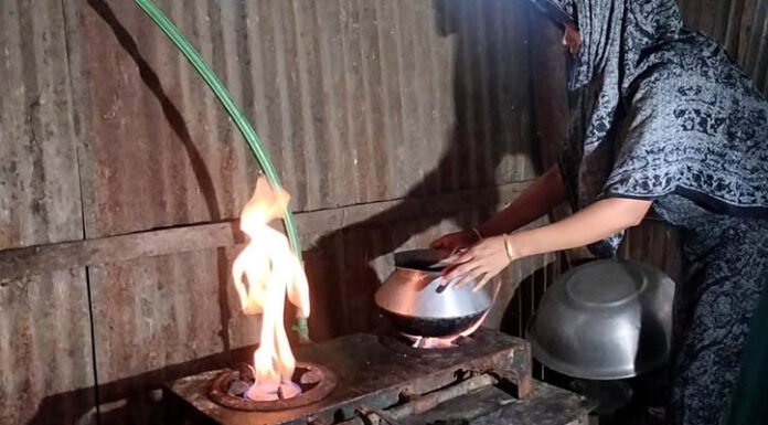 ভোলায় নলকূপ খনন করলেই বেরিয়ে আসছে গ্যাস