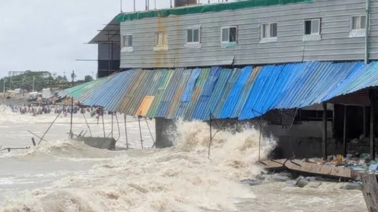 কুয়াকাটায় আলোচিত সরদার মার্কেট অপসারণে পৌরসভার নির্দেশ