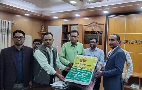 পটুয়াখালীতে জেলা প্রশাসনের কাছে আশার শীতবস্ত্র হস্তান্তর