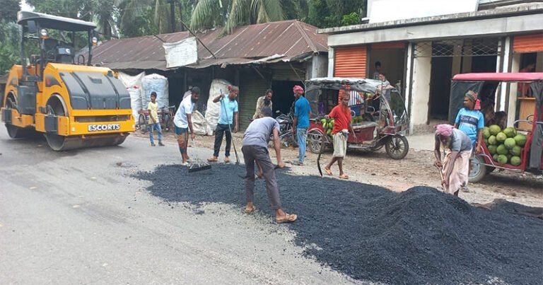 বরিশালের ১৭শ কিলোমিটার সড়ক উন্নয়ন কাজ থমকে, ভোগান্তিতে দক্ষিণাঞ্চল