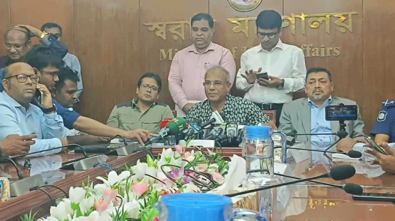 অবৈধ সুবিধা দিলে পুলিশের বিরুদ্ধে ব্যবস্থা: স্বরাষ্ট্র উপদেষ্টা