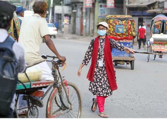 শিক্ষার্থীদের ট্রাফিক সহায়কের খণ্ডকালীন চাকরি, সুবিধার থেকে শঙ্কা বেশি