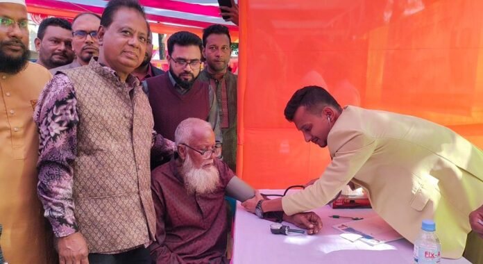 কুয়াকাটায় নিম্ন আয়ের পরিবারের স্বাস্থ্যসেবা নিশ্চিত করতে যুবদলের ফ্রি মেডিকেল ক্যাম্প