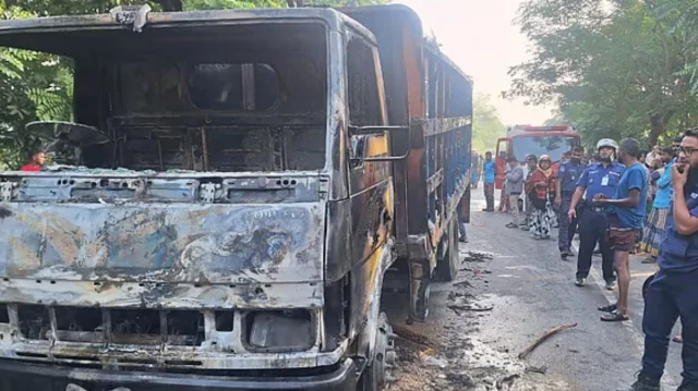 পদ্মা সেতুর সামনে এক্সপ্রেসওয়ে অবরোধ করে ট্রাকে আগুন, ককটেল বিস্ফোরণ