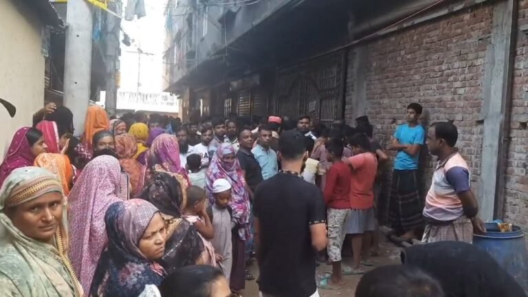 ভোরের আলো ফোটার আগেই ফ্ল্যাটে মিললো স্ত্রীর লাশ, গুরুতর আহত স্বামী