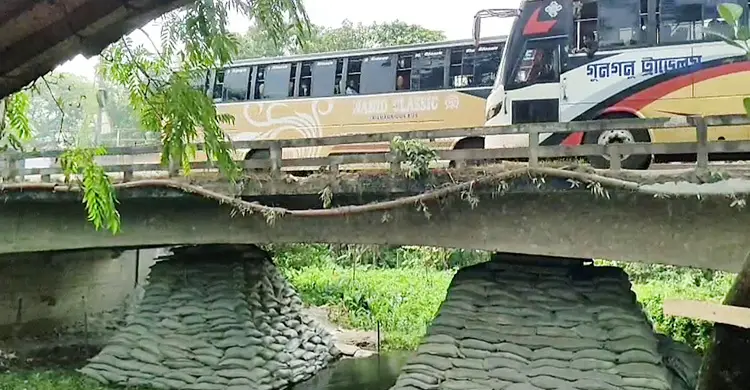 ঝুঁকিপূর্ণ অবস্থায় উজিরপুর সেতু, বালুর বস্তায় ঠেকিয়ে চলছে যানচলাচল