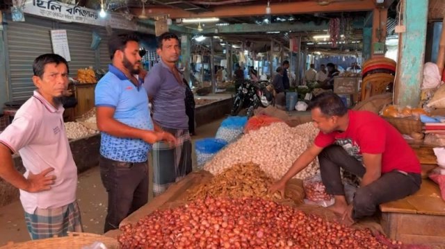 একদিনে হিলিতে পেঁয়াজের দাম কেজিতে কমেছে ২০ টাকা