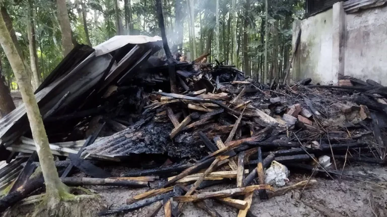 বরিশালে জামায়াত নেতার বাড়িতে আগুন