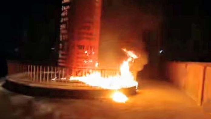 বরগুনায় জুলাই স্মৃতিস্তম্ভে অগ্নিসংযোগের অভিযোগ