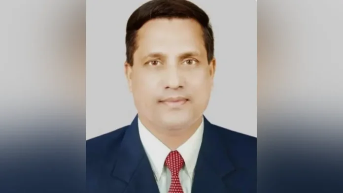 বরগুনায় শিক্ষা কর্মকর্তার বিরুদ্ধে গ্রেপ্তারি পরোয়ানানারী নির্যাতন দমন আইনে দায়ের হওয়া মামলায় বরগুনা জেলা মাধ্যমিক শিক্ষা কর্মকর্তা জসিম উদ্দিনের বিরুদ্ধে গ্রেপ্তারি পরোয়ানা জারি করেছেন আদালত। গত মঙ্গলবার (১৮ নভেম্বর) বরগুনার নারী ও শিশু নির্যাতন দমন ট্রাইব্যুনালের বিচারক লায়লাতুল ফেরদৌস এ আদেশ দেন। আদালত সূত্রে জানা গেছে, চলতি বছরের ৫ অক্টোবর জসিম উদ্দিনের দ্বিতীয় স্ত্রী লাভলী আক্তার নিপা আদালতে নারী নির্যাতন দমন আইনে মামলা করেন।  মামলায় তিনি ১ কোটি ২২ লাখ ৬ হাজার ৬৬ টাকা ক্ষতিপূরণ দাবি করেন। অভিযোগ আমলে নিয়ে আদালত আসামির বিরুদ্ধে গ্রেপ্তারি পরোয়ানা জারি করেন। মামলার দরখাস্তের বিবরণীতে বাদী উল্লেখ করেন, বরগুনা সদর উপজেলার ফুলঝুড়ি ইউনিয়নের একটি বিদ্যালয়ের ম্যানেজিং কমিটির সভাপতি থাকাকালে প্রবাসীর স্ত্রী লাভলী আক্তার নিপার সঙ্গে পরকীয়ার সম্পর্ক গড়ে তোলেন জসিম উদ্দিন। পরে পারিবারিক চাপ তৈরির মাধ্যমে নিপাকে তার স্বামীকে তালাক দিতে বাধ্য করেন।  পরে ২০২২ সালের ২৫ জুন ১০ লাখ টাকা দেনমোহরে বিয়ে করেন তিনি। অভিযোগ রয়েছে, বিয়ের সময় জসিম নিজেকে অবিবাহিত হিসেবে পরিচয় দেন। পরে বিষয়টি জসিম উদ্দিনের প্রথম স্ত্রী মমতাজ বেগম জানতে পারলে দুই পরিবারের মধ্যে অস্থিরতা দেখা দেয়। পরিস্থিতি স্বাভাবিক করতে স্থানীয়ভাবে মীমাংসার অংশ হিসেবে চলতি বছরের ২৮ এপ্রিল পুনরায় ৯১ লাখ টাকা দেনমোহরে নিপাকে বিয়ে করেন জসিম এবং একসঙ্গে বসবাস শুরু করেন। বাদী আরও অভিযোগ করেন, প্রথম স্ত্রী বিয়েটি মেনে না নেওয়ায় পারিবারিক চাপে জসিম উদ্দিন নিপাকে তালাক দেন।  এমনকি ২ অক্টোবর প্রথম স্ত্রীকে সঙ্গে নিয়ে নিপার বাড়িতে গিয়ে ভয়ভীতি প্রদর্শন করেন, যার ফলে মানসিক চাপে নিপা অসুস্থ হয়ে বরগুনা জেনারেল হাসপাতালে ভর্তি হন। পরে দেনমোহর ও খোরপোশের দাবিতে নিপা আদালতে মামলা করেন। আদালত মামলাটি আমলে নিয়ে চট্টগ্রামের পাহারতলী থানার ভারপ্রাপ্ত কর্মকর্তাকে অভিযুক্ত জসিম উদ্দিনকে গ্রেপ্তার করে আদালতে হাজির করার নির্দেশ দিয়েছেন।  মামলার বাদী লাভলী আক্তার নিপা বলেন, ‘মুসলিম শরিয়ত মোতাবেক আমার ন্যায্য অধিকার ফেরত পেতে মামলা করেছি। আদালতের প্রতি আমার পূর্ণ আস্থা রয়েছে।’ এ বিষয়ে জানতে অভিযুক্ত জসিম উদ্দিনের কার্যালয়ে গিয়েও তাকে পাওয়া যায়নি। মোবাইলে একাধিকবার যোগাযোগের চেষ্টা করা হলেও তার সঙ্গে কথা বলা সম্ভব হয়নি।