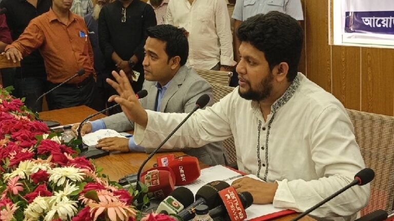 লক্ষ্মীপুরে সরকারি কার্যক্রম ও কৃষি প্রণোদনা বিতরণ অনুষ্ঠানে উপস্থিত মাহফুজ আলম