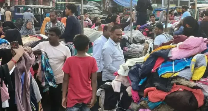 শীত শুরুতেই বরিশালে ফুটপাতের কাপড়ের দোকানে ভিড়