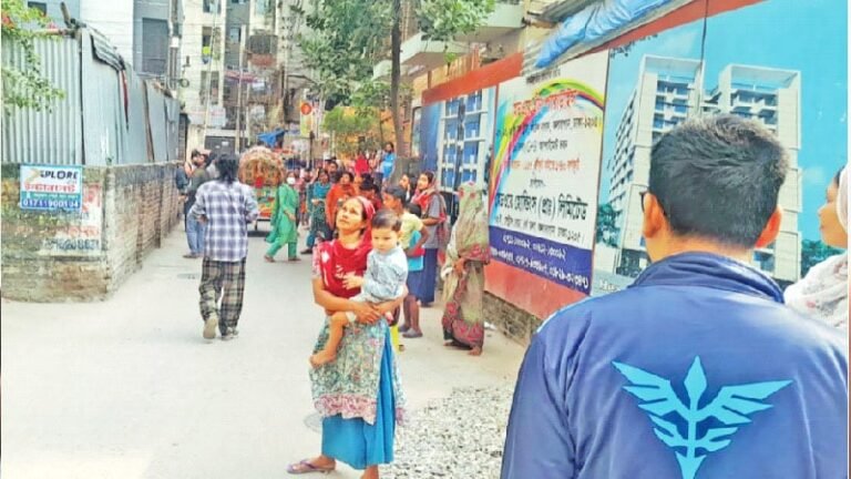 পুরান ঢাকায় অপরিকল্পিত ভবন, আতঙ্কে মানুষ