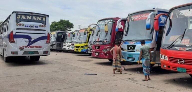 গাবতলী বাস টার্মিনাল প্রায় ফাঁকা নেই যাত্রীদের কোলাহল