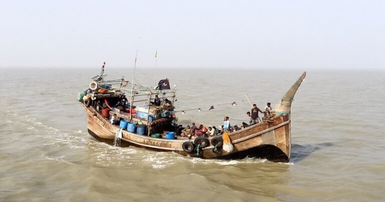 বরগুনার অবরোধে ভারতীয় জেলেদের অবাধ মাছ শিকারের অভিযোগ