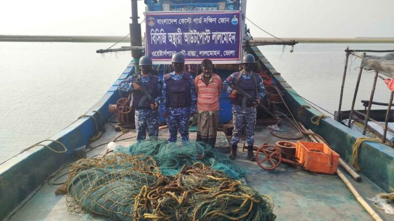 অবৈধ ট্রলিং বোটসহ জেলে আটক