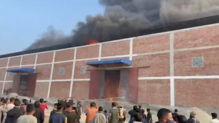 আরিচায় ড্রেজার পাইপ গুদামে ভয়াবহ অগ্নিকাণ্ড