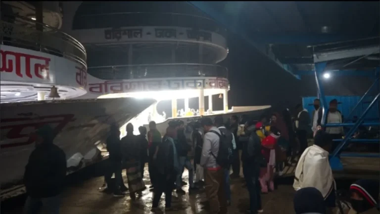 ঘন কুয়াশার কারণে ঢাকা-বরিশাল নৌরুটে লঞ্চ চলাচল বন্ধ