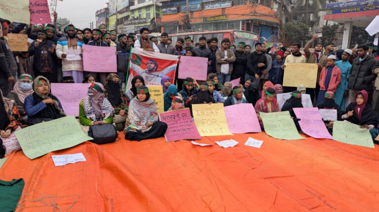 হাদি হত্যার বিচারের দাবিতে ঢাকা–বরিশাল মহাসড়ক অবরোধ, স্থবির যান চলাচল
