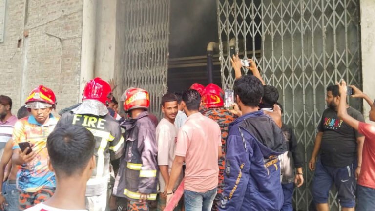 অগ্নিনিরাপত্তাহীন ভবনের ঝুঁকিতে বরিশাল নগর