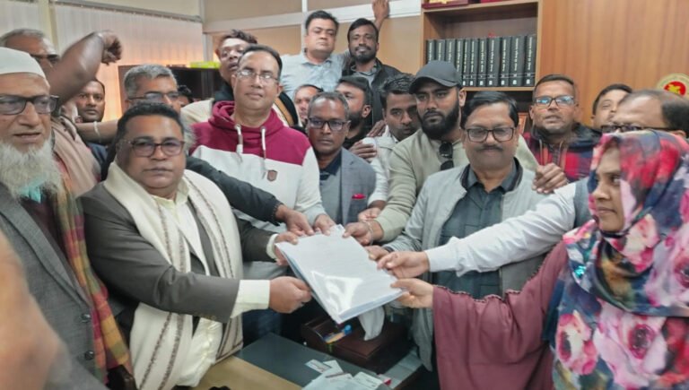 বরিশাল-৩ আসনে বিএনপির মনোনয়ন ফরম নিলেন জয়নুল আবেদীনের সমর্থকরা