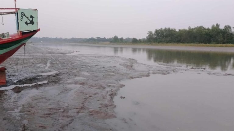 দক্ষিণাঞ্চলের নদনদীতে নাব্য সংকট চরমে, বাড়ছে ঝুঁকি ও ভোগান্তি