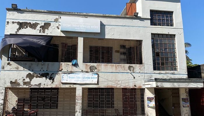 নির্বাচন অফিসে পেট্রোল ঢেলে আগুন দেওয়ার চেষ্টা, অল্পের জন্য বড় ক্ষতি এড়াল