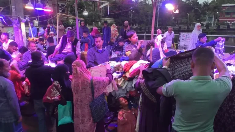 তীব্র শীতে বরিশালে ফুটপাতে শীতের পোশাকে উপচেপড়া ভিড়