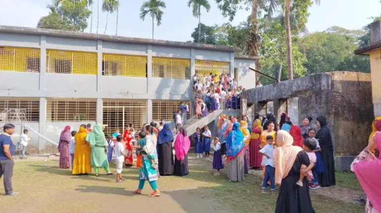 গলাচিপায় পরীক্ষায় বিশৃঙ্খলা—সহকারী শিক্ষকদের কর্মবিরতিতে স্থবির শিক্ষা কার্যক্রম