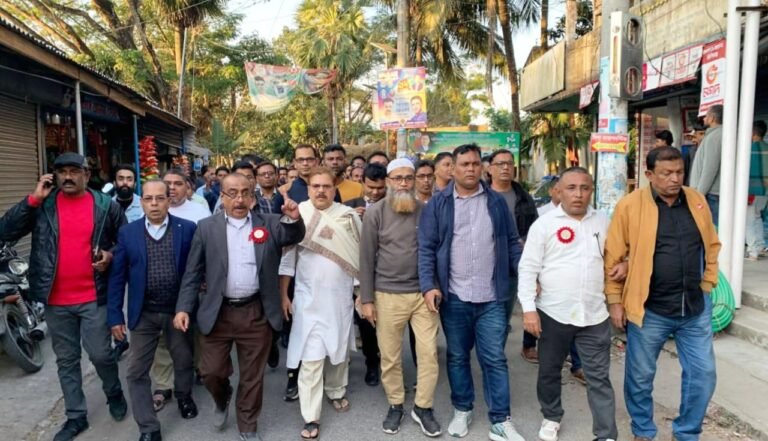 ওসমান হাদিকে হত্যাচেষ্টার প্রতিবাদে আগৈলঝাড়ায় বিএনপির বিক্ষোভ, অপচেষ্টার দাঁতভাঙা জবাবের হুঁশিয়ারি