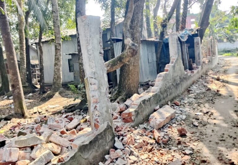 গৌরনদীতে রাতের আঁধারে সীমানা প্রাচীর গুড়িয়ে দেওয়ার অভিযোগ